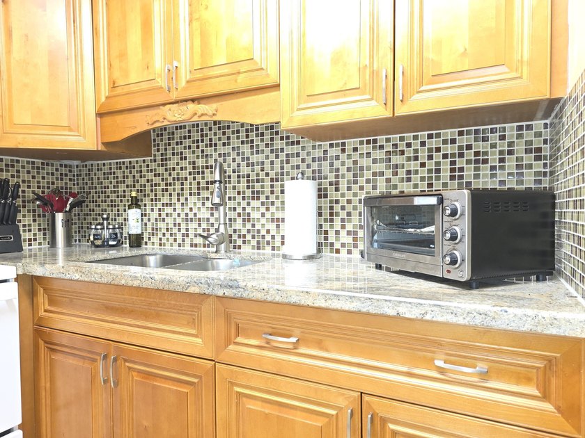 Well-maintained 1-bedroom, 1.5-bath residence featuring granite - photo 2