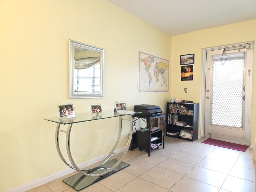 Well-maintained 1-bedroom, 1.5-bath residence featuring granite - photo 4