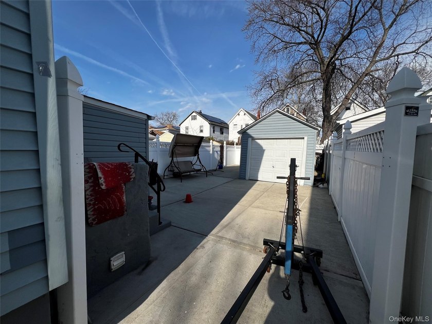 Welcome to this beautifully maintained and move-in ready - photo 26