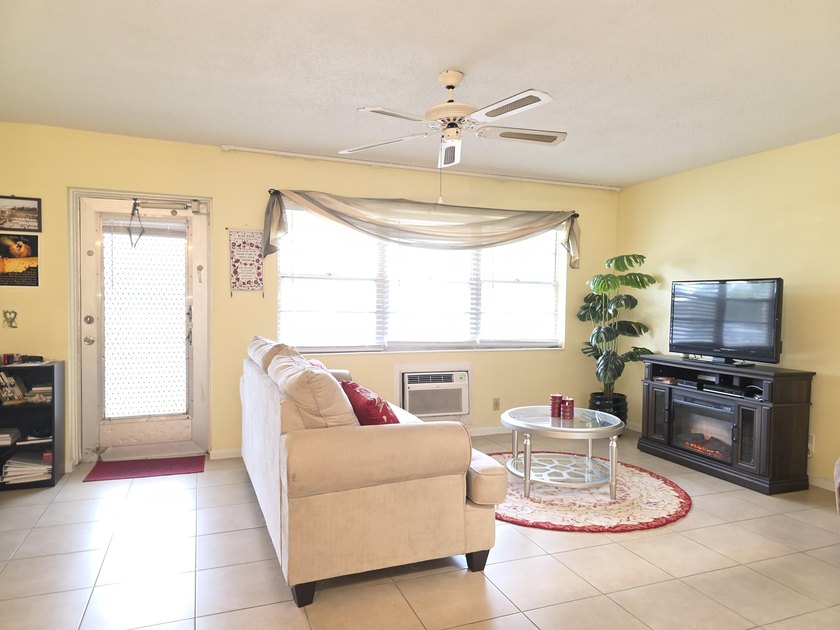 Well-maintained 1-bedroom, 1.5-bath residence featuring granite - photo 9