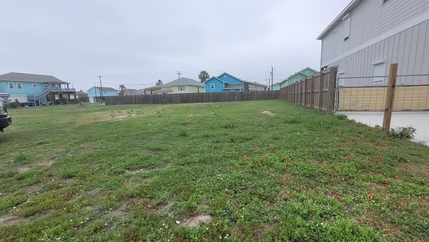 Two great high and dry lots, one on the corner, with a wonderful - photo 2