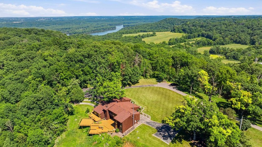 Perched high above the Mississippi River Valley, this - photo 4