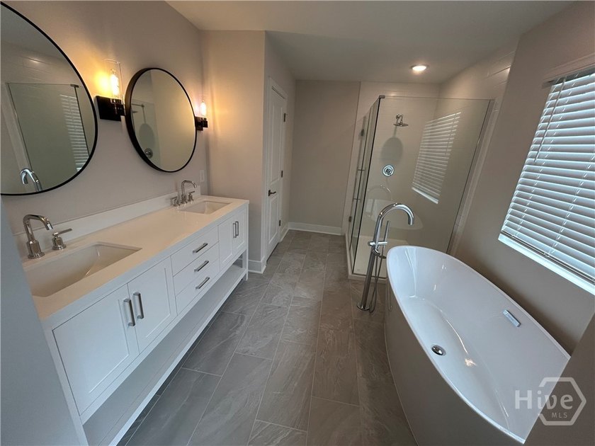 The Knoxville, where modern comfort meets Loft charm! This - photo 2