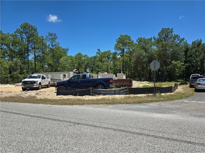 3000 sq. ft. 4 bedroom, 3 bath, &amp; 3 car garage on .48 acre - photo 2