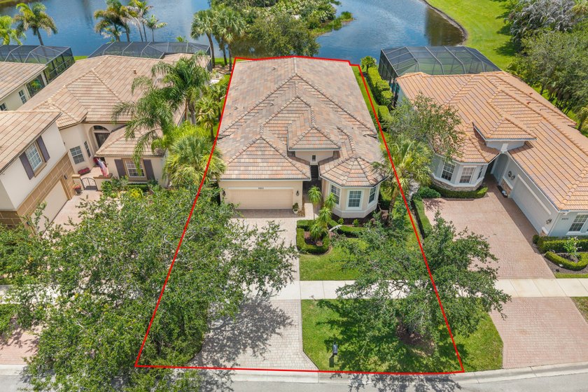 Beautiful Florenza model with a serene lake view overlooking a - photo 2