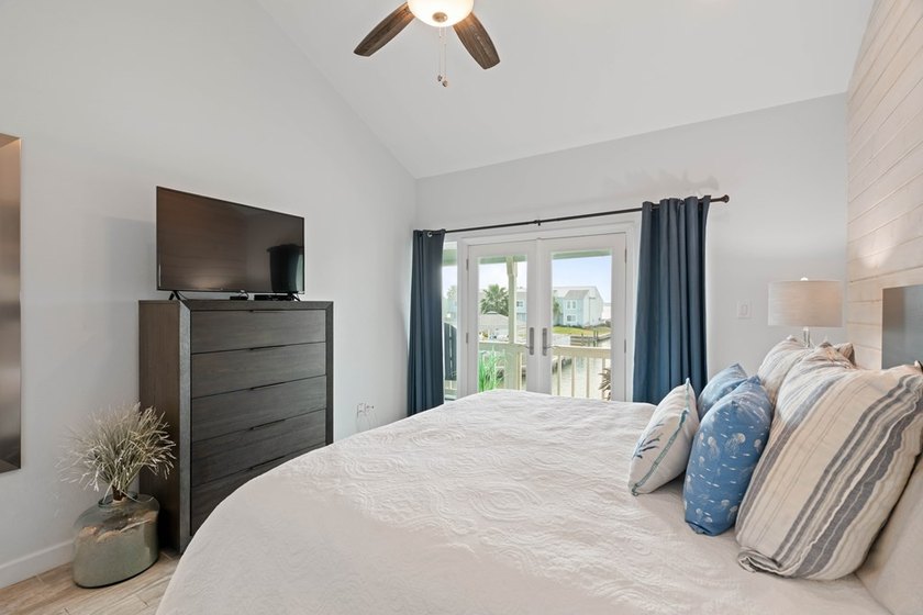 Welcome to this stunning Key Allegro condo, where serene water - photo 6