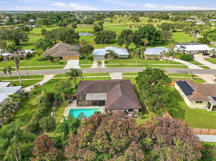 Welcome to this beautifully maintained 4-bedroom, 2-bath, 2-car - photo 6