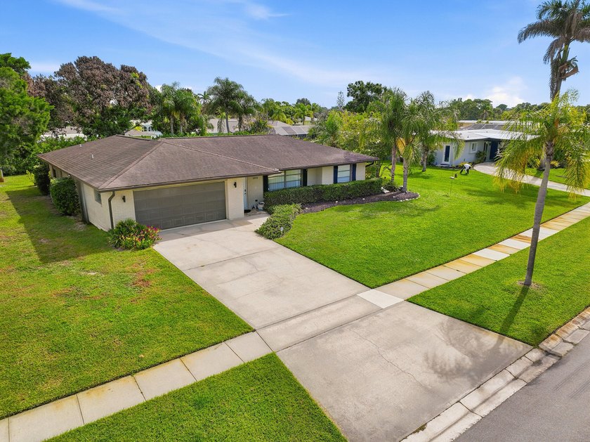 Welcome to this beautifully maintained 4-bedroom, 2-bath, 2-car - photo 8