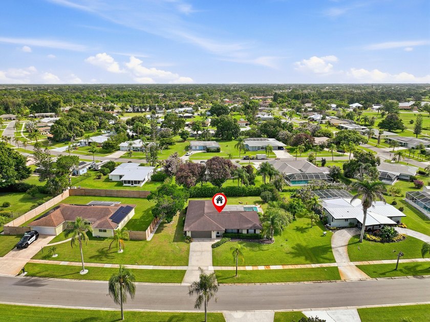 Welcome to this beautifully maintained 4-bedroom, 2-bath, 2-car - photo 9