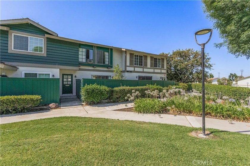 Welcome to 8170 Glengarry Green, a delightful single-family - photo 2