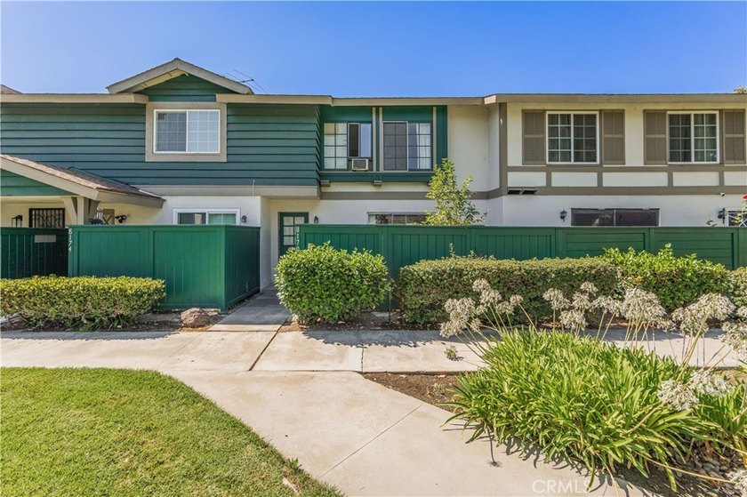 Welcome to 8170 Glengarry Green, a delightful single-family - photo 3