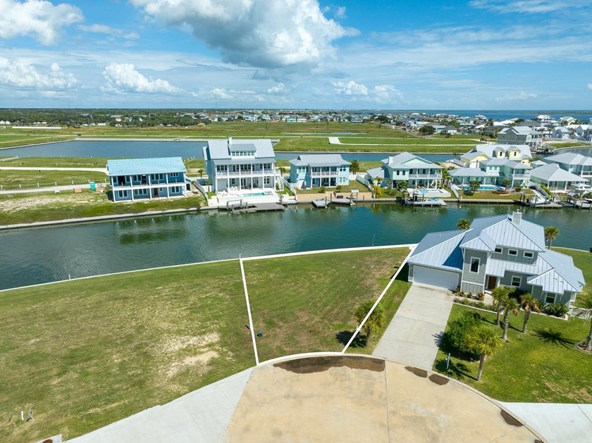 Welcome to The Islands of Rockport, where refined coastal living - photo 3