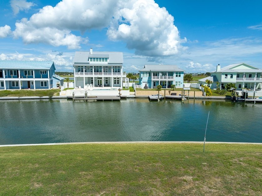 Welcome to The Islands of Rockport, where refined coastal living - photo 4
