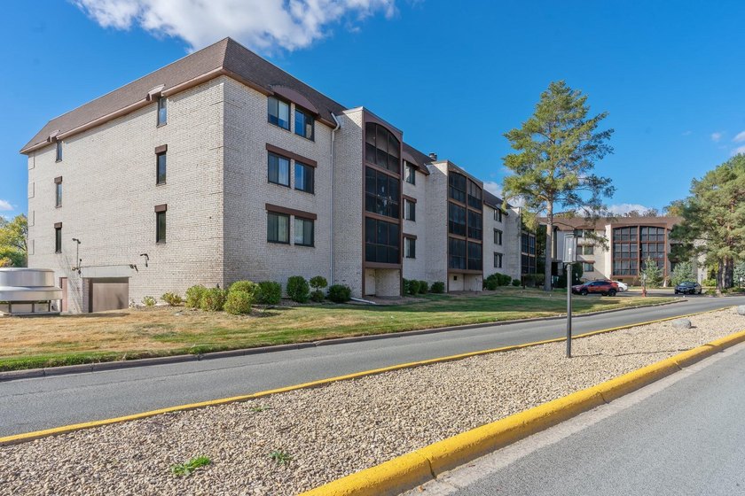 2 bedroom, 2 bathroom condo located in Crystal! When you walk in - photo 3