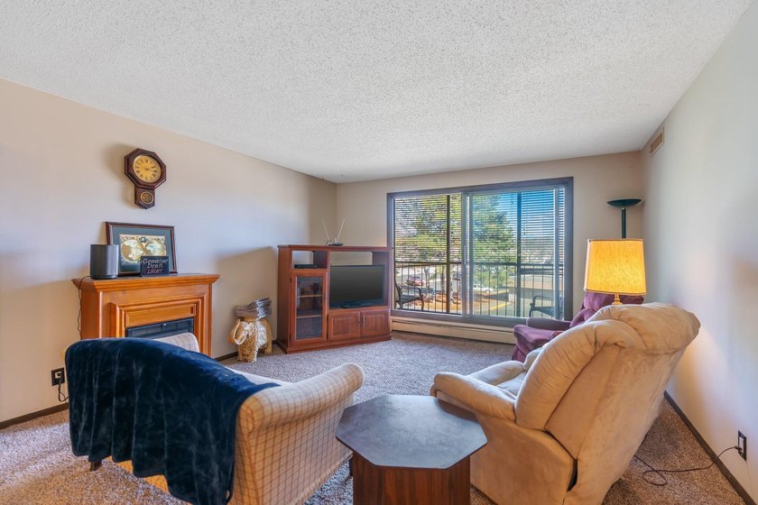 2 bedroom, 2 bathroom condo located in Crystal! When you walk in - photo 6