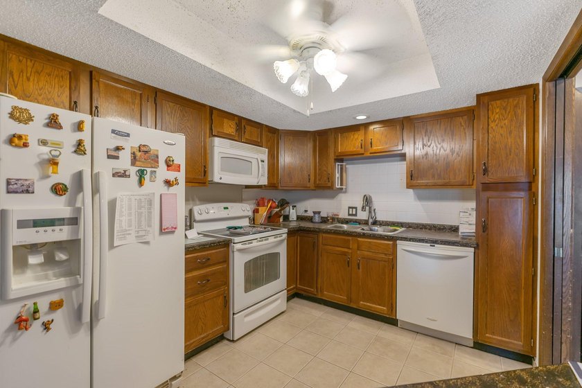 2 bedroom, 2 bathroom condo located in Crystal! When you walk in - photo 9