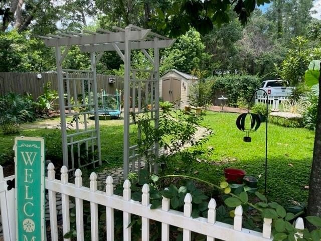 Large lot, small little creek in back New roof, water heater - photo 3