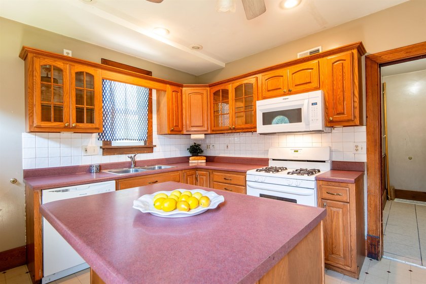 Addorable 3-bedroom home with classic charm and nearly 1,200 - photo 3