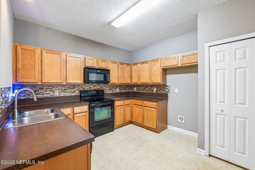 Welcome to this beautifully maintained 3-bedroom, 2-bath condo - photo 5