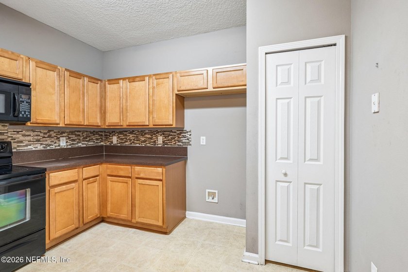 Welcome to this beautifully maintained 3-bedroom, 2-bath condo - photo 6