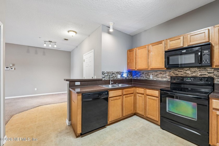 Welcome to this beautifully maintained 3-bedroom, 2-bath condo - photo 9