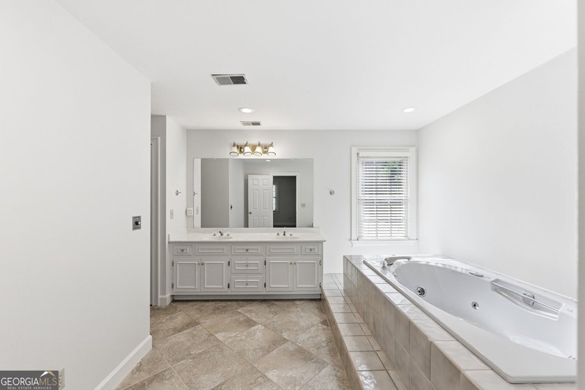 Enjoy the best of Lake Lanier living from this spacious - photo 28