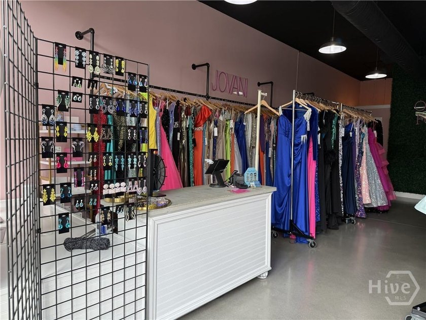 Amazing retail space with approximately 1400 square feet in - photo 2