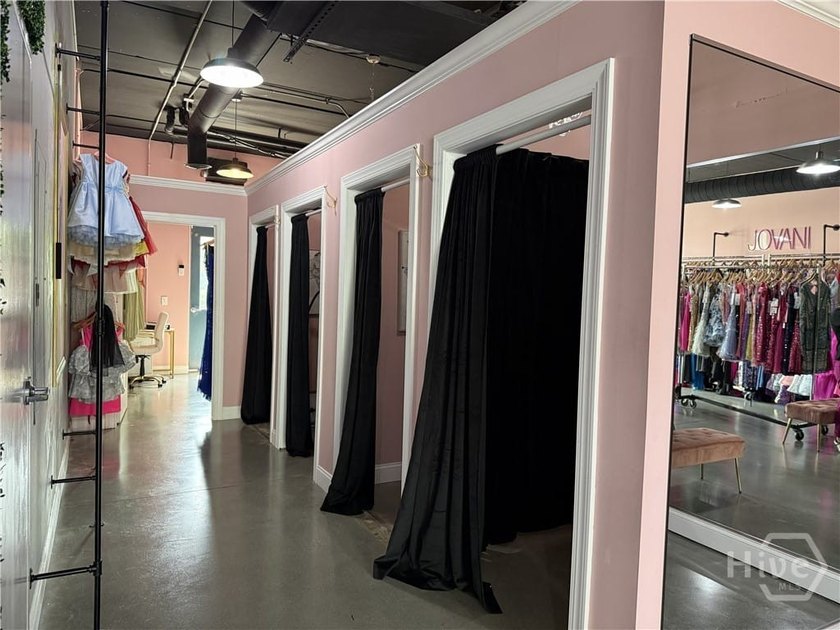 Amazing retail space with approximately 1400 square feet in - photo 4