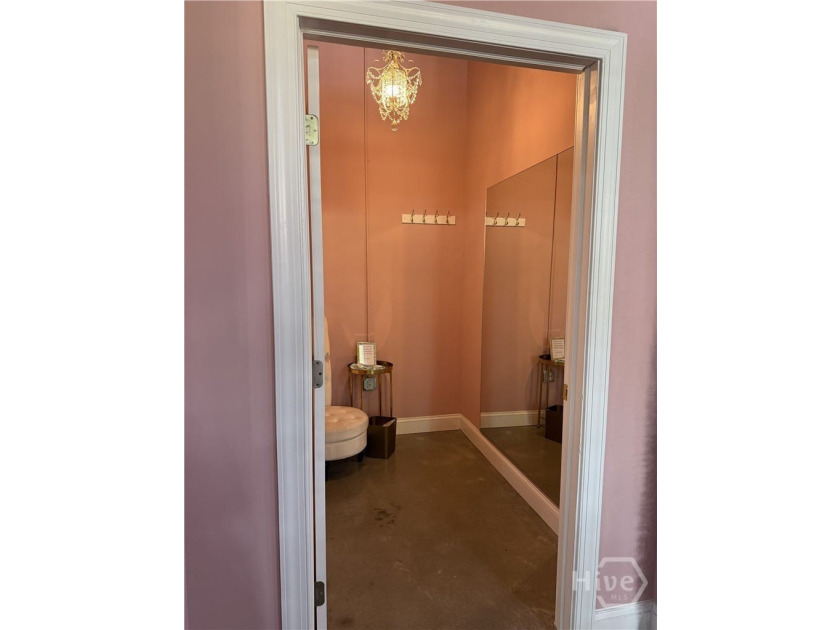 Amazing retail space with approximately 1400 square feet in - photo 5
