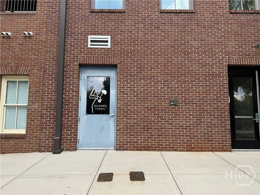 Amazing retail space with approximately 1400 square feet in - photo 8