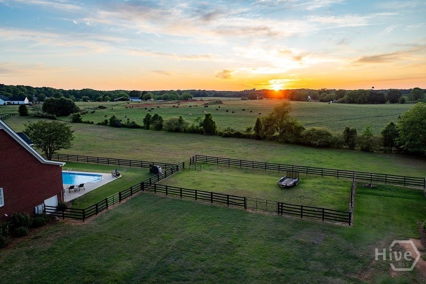 Experience the rare opportunity to enjoy true farm-style living - photo 3