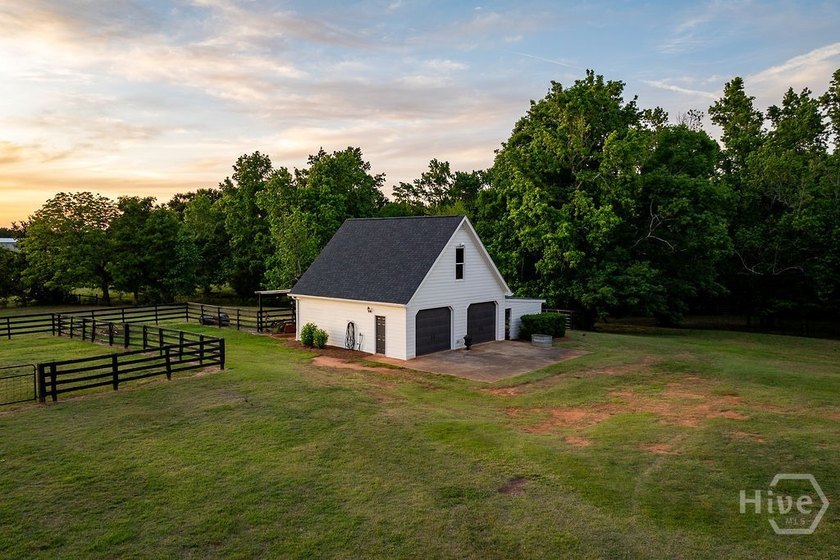Experience the rare opportunity to enjoy true farm-style living - photo 4