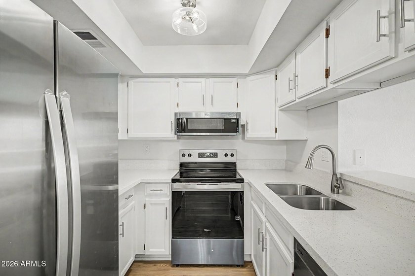 Stunning, completely remodeled 3rd-floor condo offering - photo 9