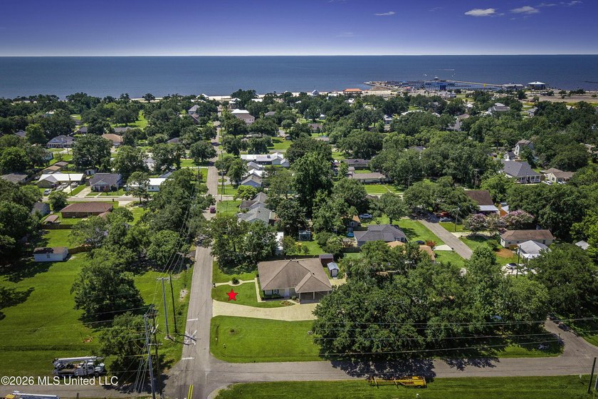 Own your own piece of paradise near the beach! This spacious - photo 2