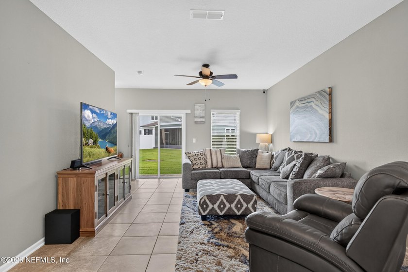Welcome to this beautifully maintained 3-bedroom, 3-bathroom - photo 5