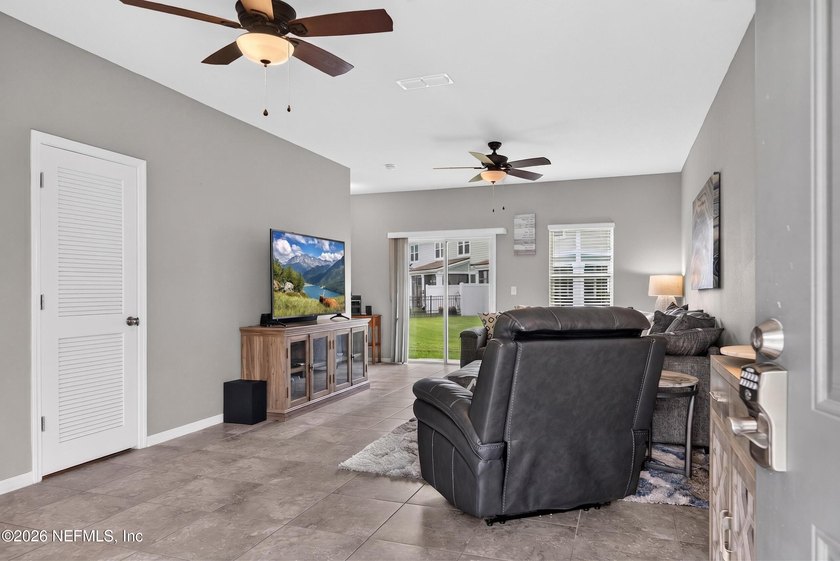 Welcome to this beautifully maintained 3-bedroom, 3-bathroom - photo 6