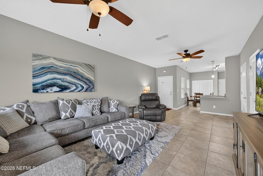Welcome to this beautifully maintained 3-bedroom, 3-bathroom - photo 9