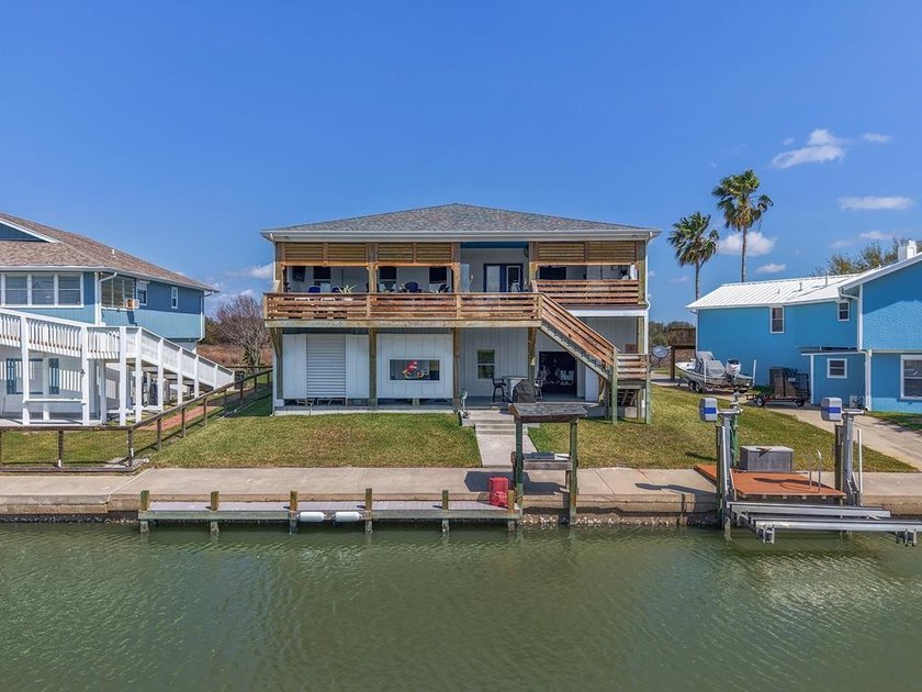 Come live the coastal lifestyle in this thoughtfully designed - photo 2