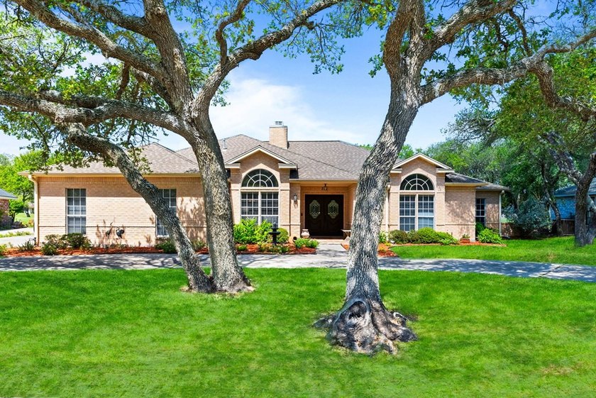 COUNTRY CLUB LIVING WITH A VIEW! Located in Rockport Country - photo 2