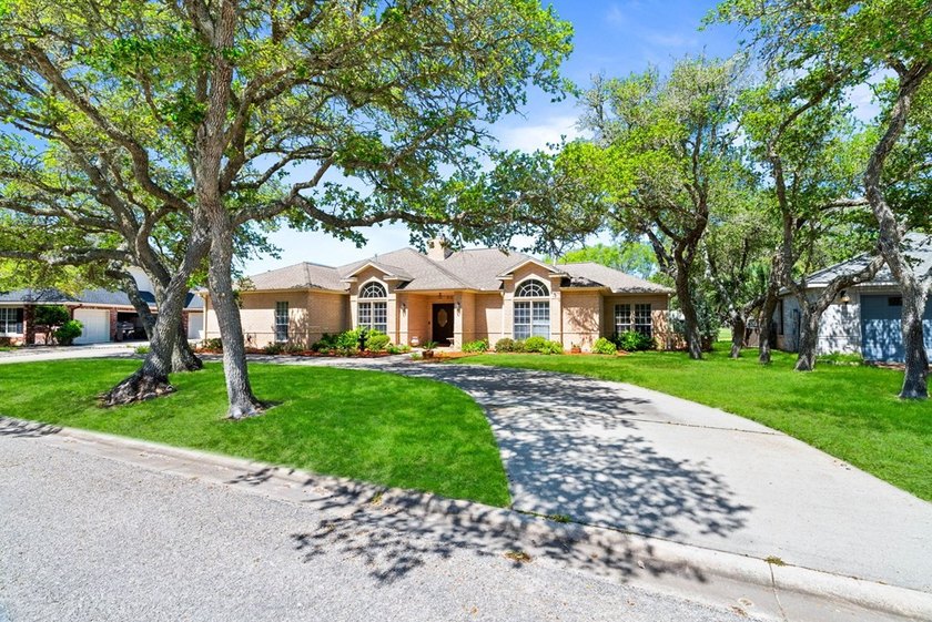 COUNTRY CLUB LIVING WITH A VIEW! Located in Rockport Country - photo 3