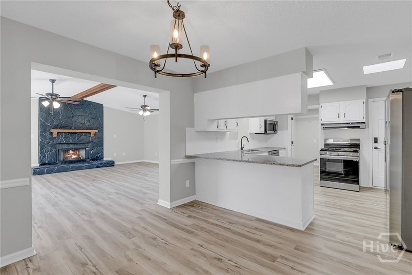 Fantastic opportunity! Discover this beautifully updated - photo 5