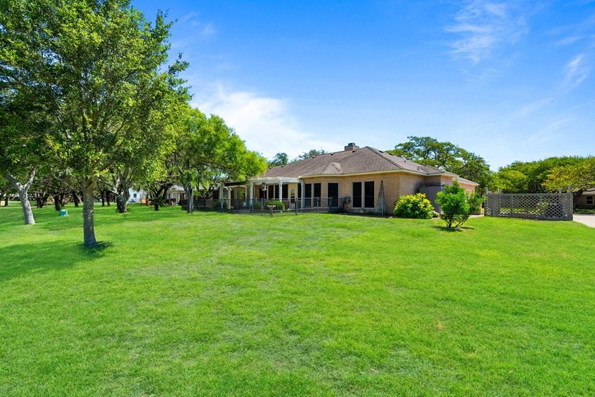 COUNTRY CLUB LIVING WITH A VIEW! Located in Rockport Country - photo 5