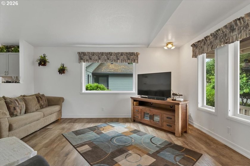 Welcome to 50 Pacific in beautiful Depoe Bay, Oregon! This - photo 18