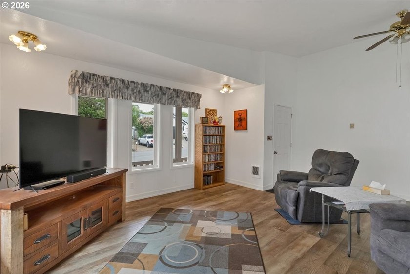 Welcome to 50 Pacific in beautiful Depoe Bay, Oregon! This - photo 20