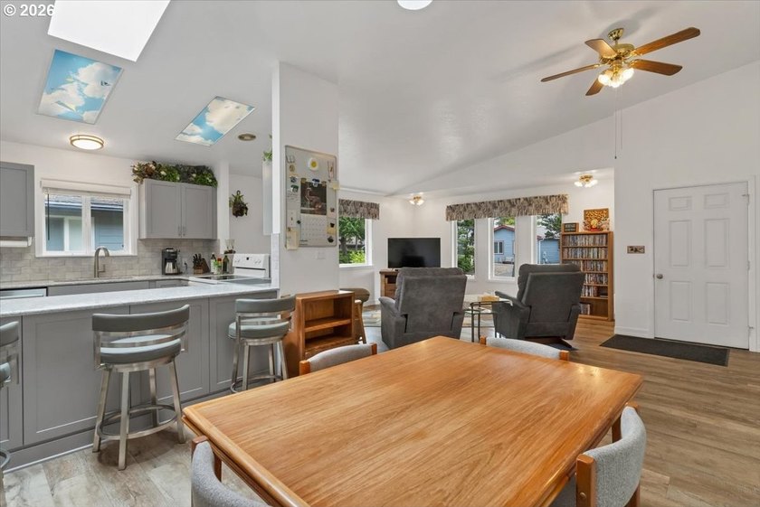 Welcome to 50 Pacific in beautiful Depoe Bay, Oregon! This - photo 25