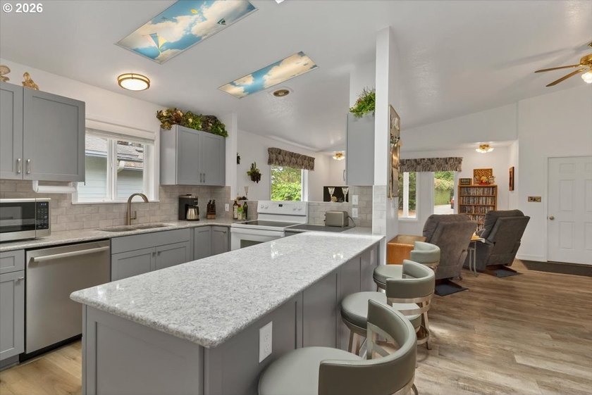 Welcome to 50 Pacific in beautiful Depoe Bay, Oregon! This - photo 29