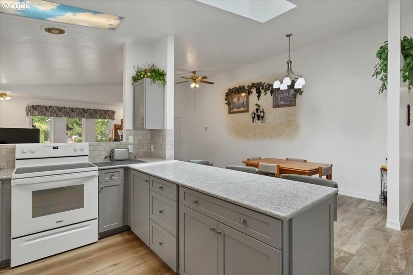 Welcome to 50 Pacific in beautiful Depoe Bay, Oregon! This - photo 30
