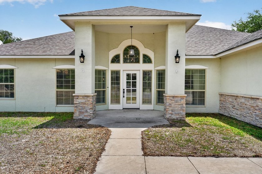 This lovely 2051 sq. ft. stucco home sits on a large lot in the - photo 4