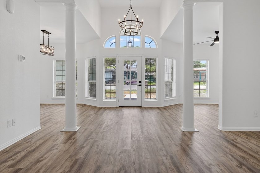 This lovely 2051 sq. ft. stucco home sits on a large lot in the - photo 5