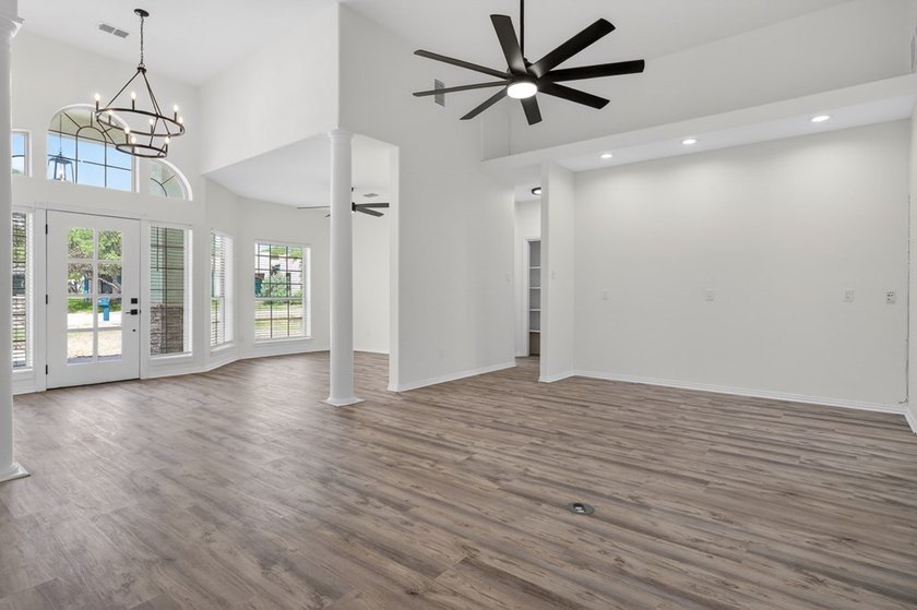 This lovely 2051 sq. ft. stucco home sits on a large lot in the - photo 10